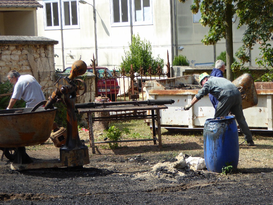 Dépôt des petites ferrailles dans une  benne au sol